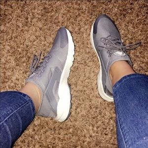 Like new Grey Nike Huarauche